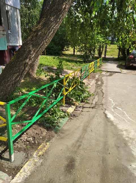 Установка металлической изгороди по адресу ул. Майская д. 6